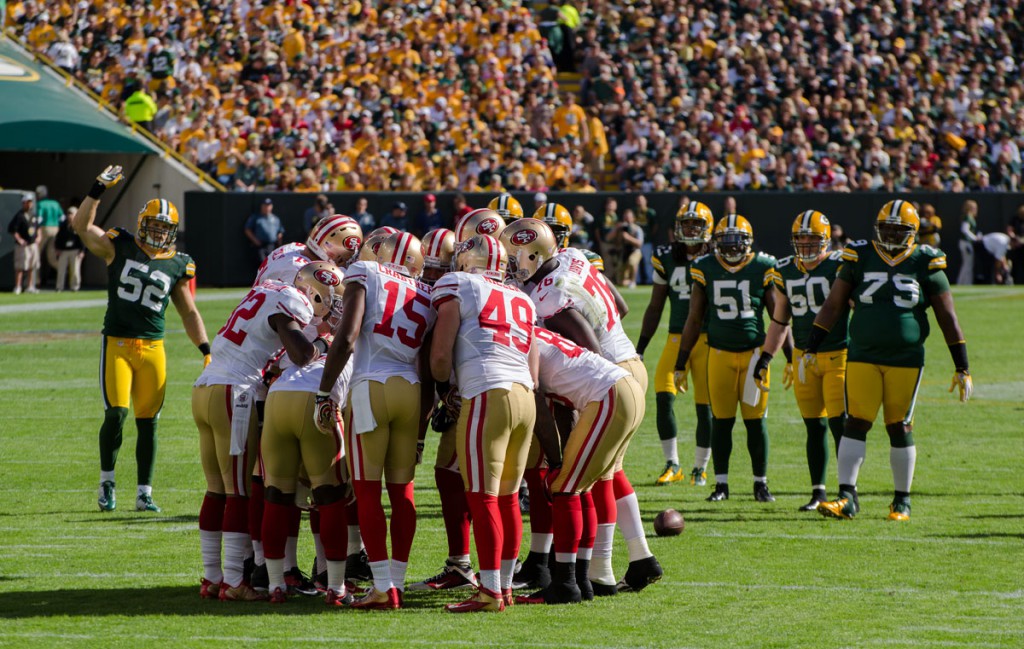 San_Francisco_49ers_huddle_-_San_Francisco_vs_Green_Bay_2012