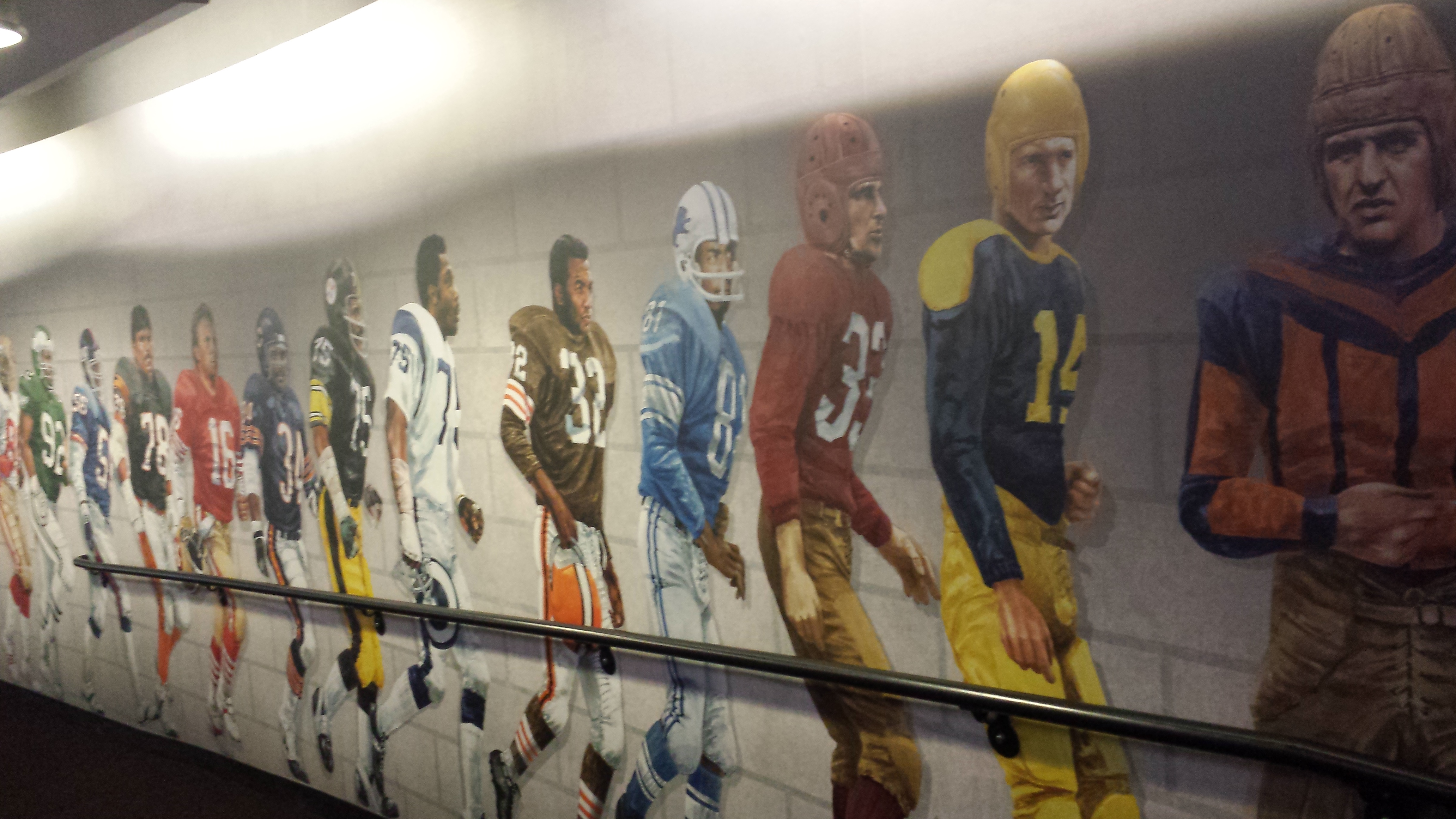 I gangen på vei inn til Hall of Fame er det en veggmural med historiske personer. Hvor mange kjenner du igjen?